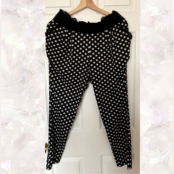 Black tapered-leg high-rise pull-on pants with white dots and side pockets - Picture 2 of 6